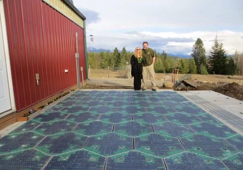 Die Unternehmensgründer stehen auf einer Reihe von Solarplatten