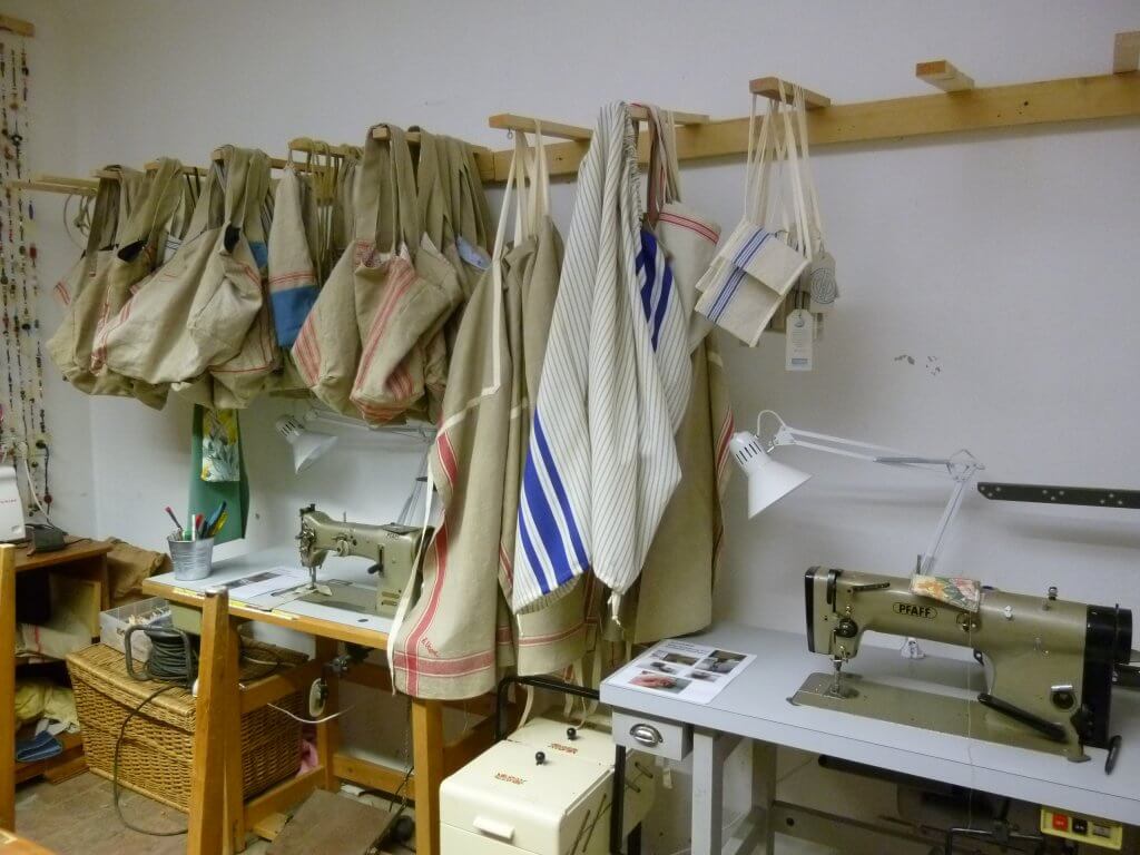 Ein Blick in die Taschenproduktion bei Vinzirast, eine von Wiens Initiativen für ein gutes Leben für alle