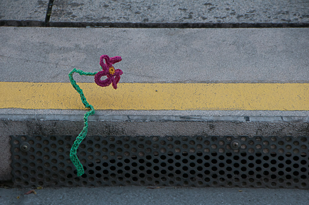 Eine Häkelblume am Straßenrand als Symbol für die Zero Waste Challenge