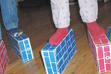 Kinderfüße auf Schachteln an der Freien Schule Hofmühlgasse