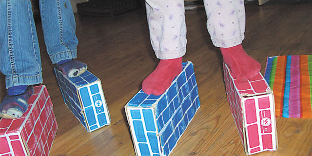 Kinderfüße auf Schachteln an der Freien Schule Hofmühlgasse