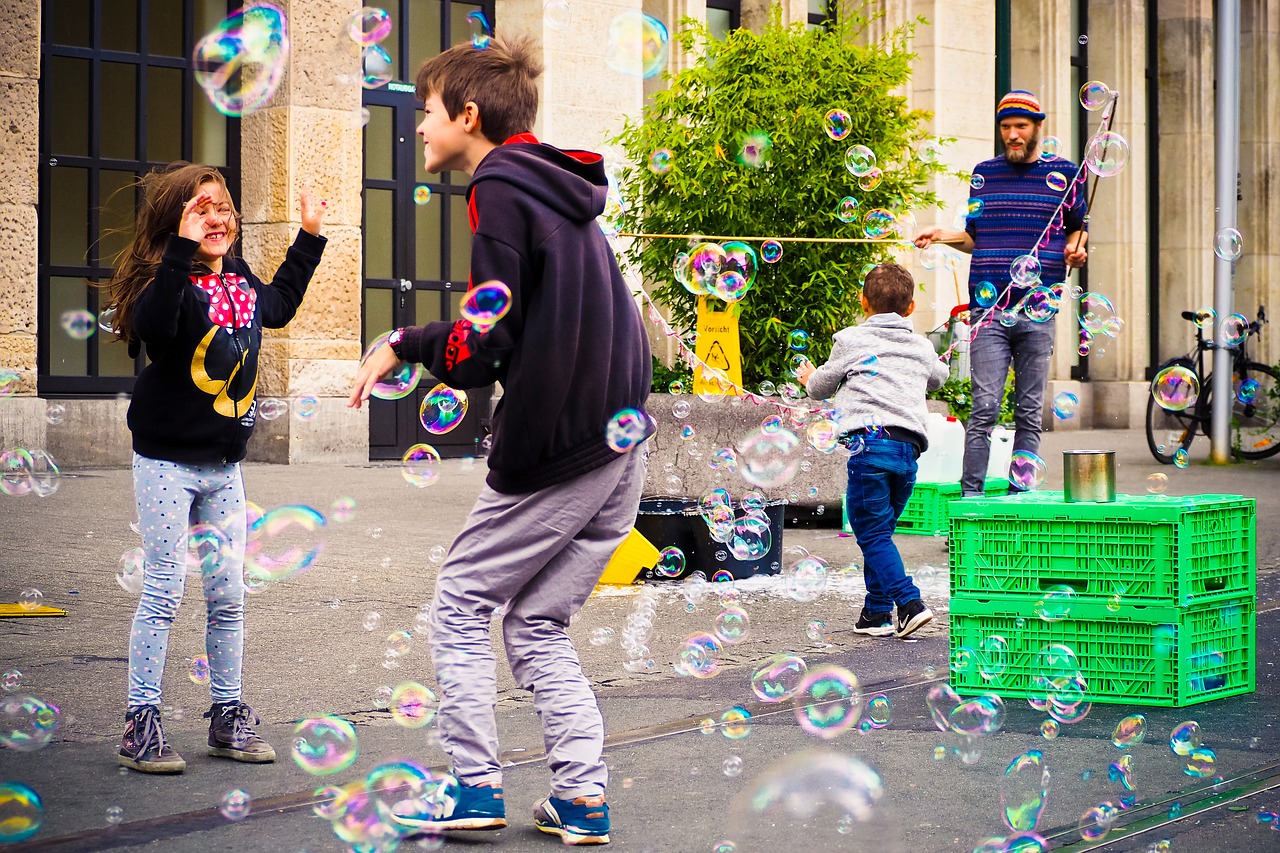 spielerisches Mitgestalten: Kinder machen Seifenblasen